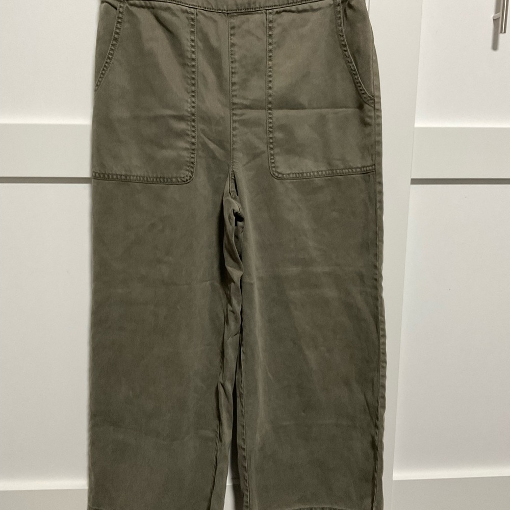 Nicole Miller woman’s Khaki wide leg capri pants